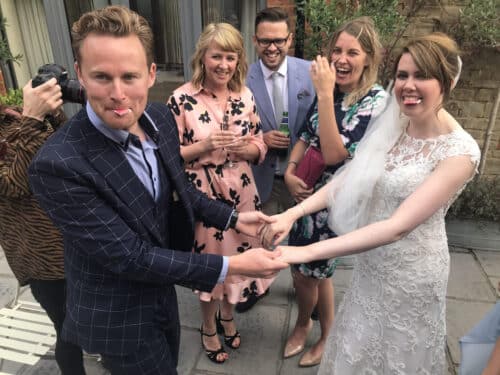 close-up-magician-with-card-in-mouth-performing-on-bride-and-holding-hands close-up-magician-with-card-in-mouth-performing-on-bride-and-holding-hands