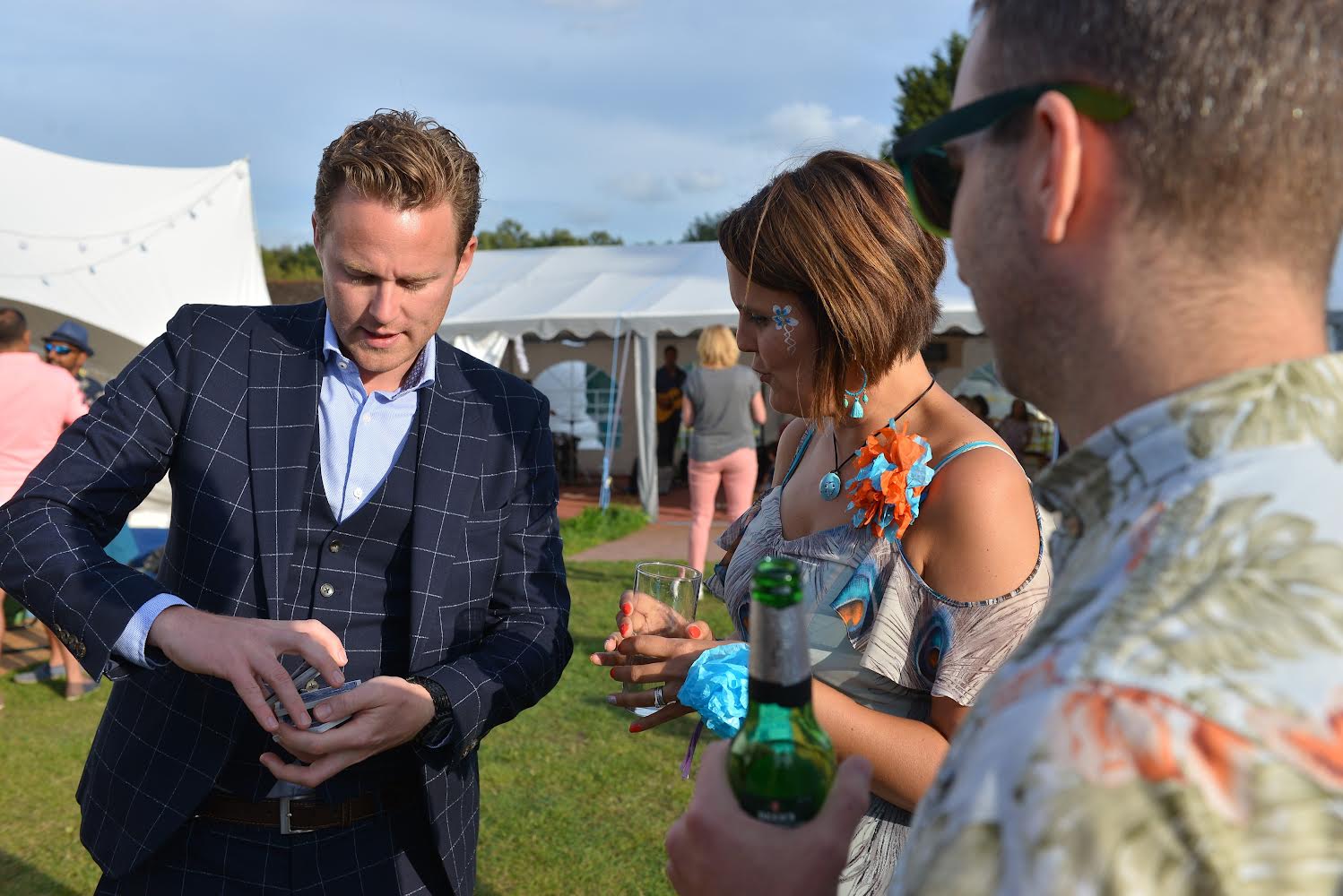 magician-performing-at-party-in-guildford-surrey magician-performing-at-party-in-guildford-surrey
